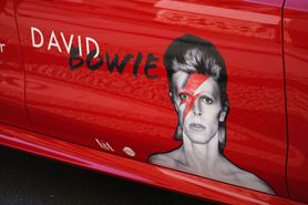 Co nauka mówi o elektryzującym spojrzeniu Davida Bowiego?