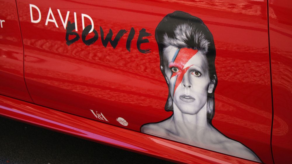 Co nauka mówi o elektryzującym spojrzeniu Davida Bowiego?