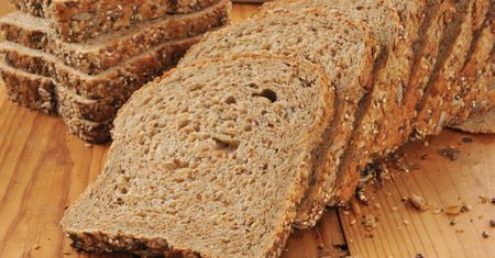 Ten chlebek jest idealny na szybkie śniadanie. Przepis dla tych, którzy unikają glutenu
