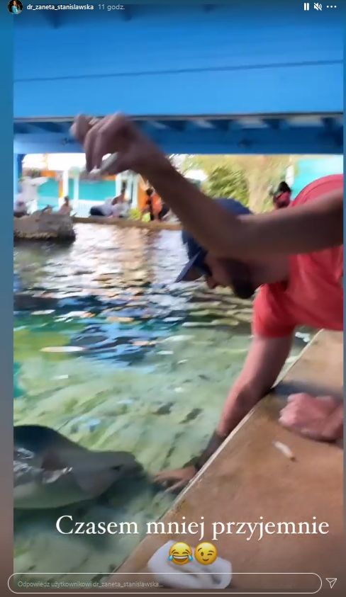 Żaneta Gortat z mężem Marcinem i córką karmią płaszczki w parku wodnym na Florydzie