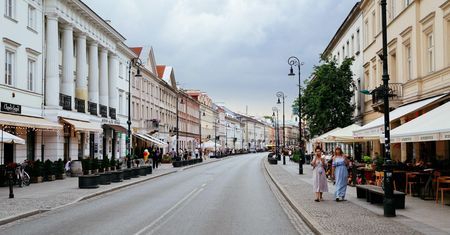 Uderzył turystkę w środku miasta. Prokuratura chce umorzyć śledztwo. Oto powód