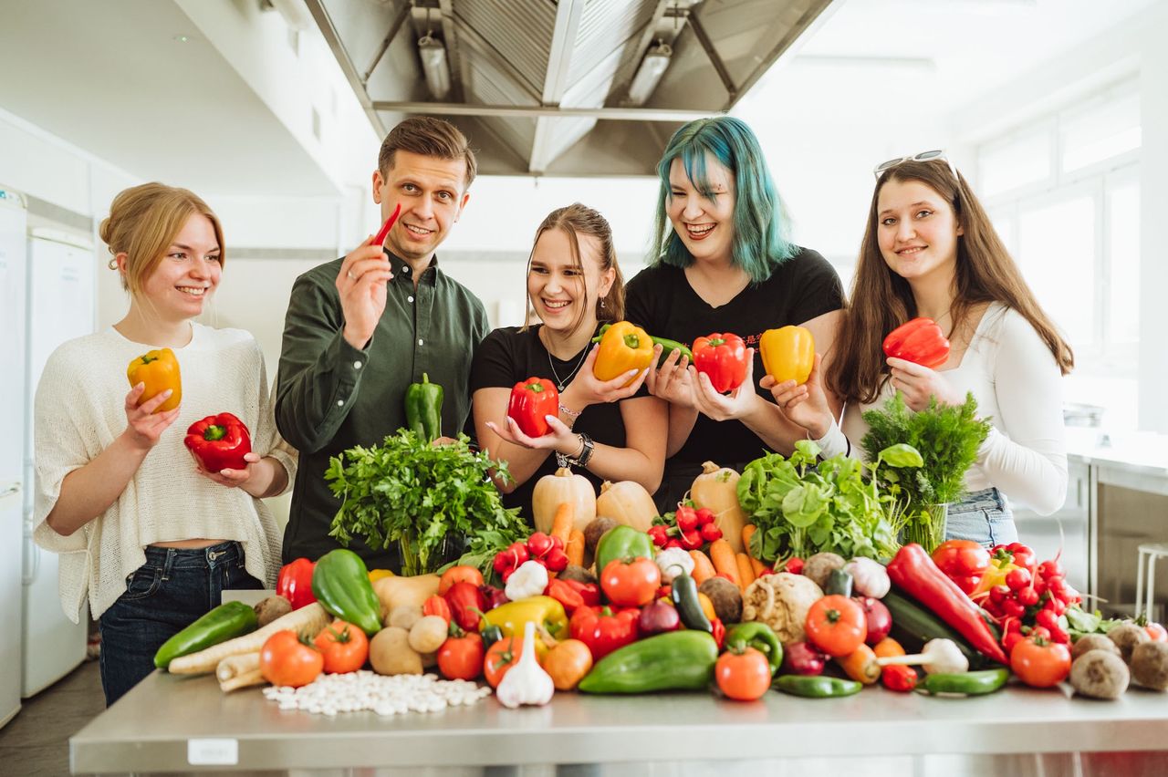 80% Polaków robi ten błąd przy jedzeniu. Eksperci: to wpływa na zdrowie i wagę