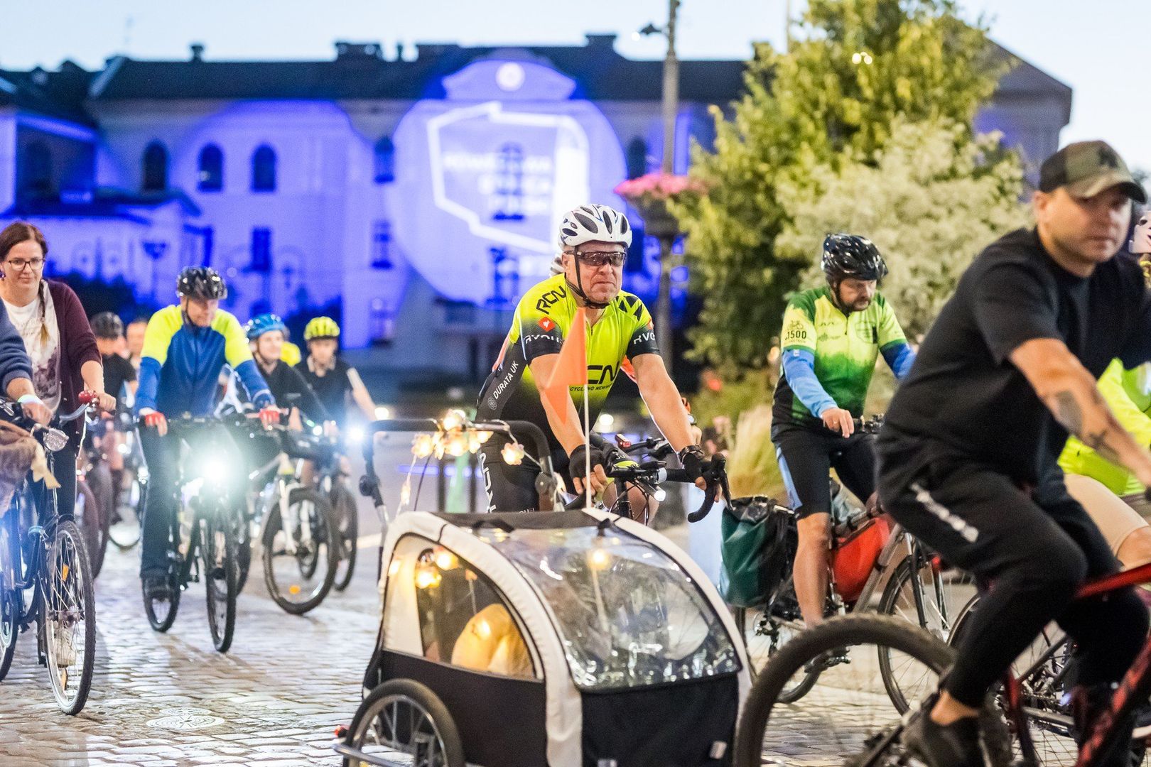 Rowerzyści na Starym Rynku zebrali się ok. 21:30. Rajd wystartował o 22 i zakończył się chwilę przed północą. Uczestników zachęcano, aby mieli przy sobie neonowe gadżety i odblaski, a także kask. Konieczne było sprawne oświetlenie. 