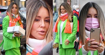 Małgorzata Rozenek grasuje po ulicach Warszawy uzbrojona w matę do ćwiczeń. Stylowa?  (ZDJĘCIA)