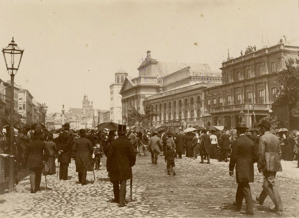 Prezentowane na wystawie najstarsze fotografie miasta przedstawiają przede wszystkim Trakt Królewski od placu Trzech Krzyży do Placu Zamkowego, oraz okolice dzisiejszego placu Piłsudskiego wraz z nieistniejącą już, czy inaczej dziś wyglądającą, zabudową. Na zdjęciach uwieczniono również nowe – zmieniające charakter Warszawy – inwestycje po obu stronach Wisły, m.in.: powstający na placu Grzybowskim kościoł Wszystkich Świętych, monumentalny, znienawidzony przez mieszkańców sobór im. Aleksandra Newskiego na placu Saskim, budowę dworca kolei warszawsko-terespolskiej czy most żelazny zaprojektowany przez Stanisława Kierbedzia, będący pierwszą stałą przeprawą przez Wisłę.