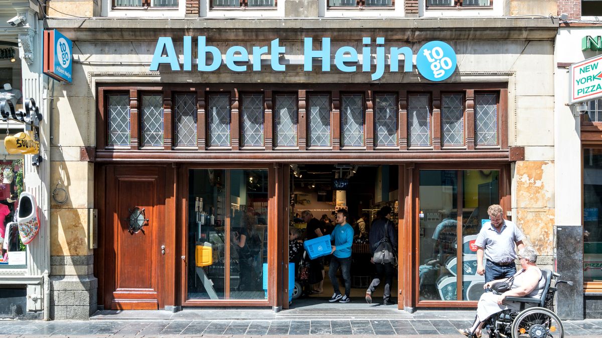 albert heijn, ah, to go, convenience, supermarket, consumer market, store, shopping, chain, commercial, business, branch, food, marketing, advertising, sign, logo, badge, trademark, brand, company, emblem, lettering, sale, dealership, retail, shop, netherlands, dutch, outside, outdoor, building, facade, entrance, exterior, architecture, grocery, amsterdam