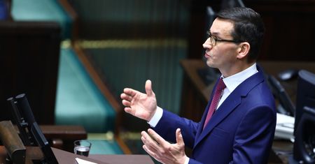 Premier zapowiada zmianę pierwszeństwa przed przejściem dla pieszych i możliwość jazdy po buspasach