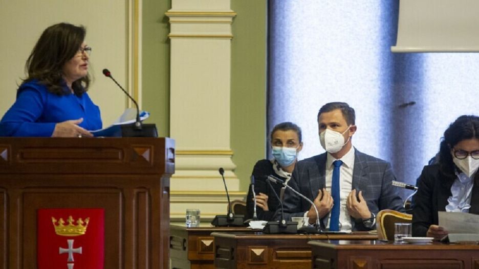 Sesja Rady Miasta Gdańska. Posłanka Lewicy Beata Maciejewska i wiceprezydent Piotr Grzelak
