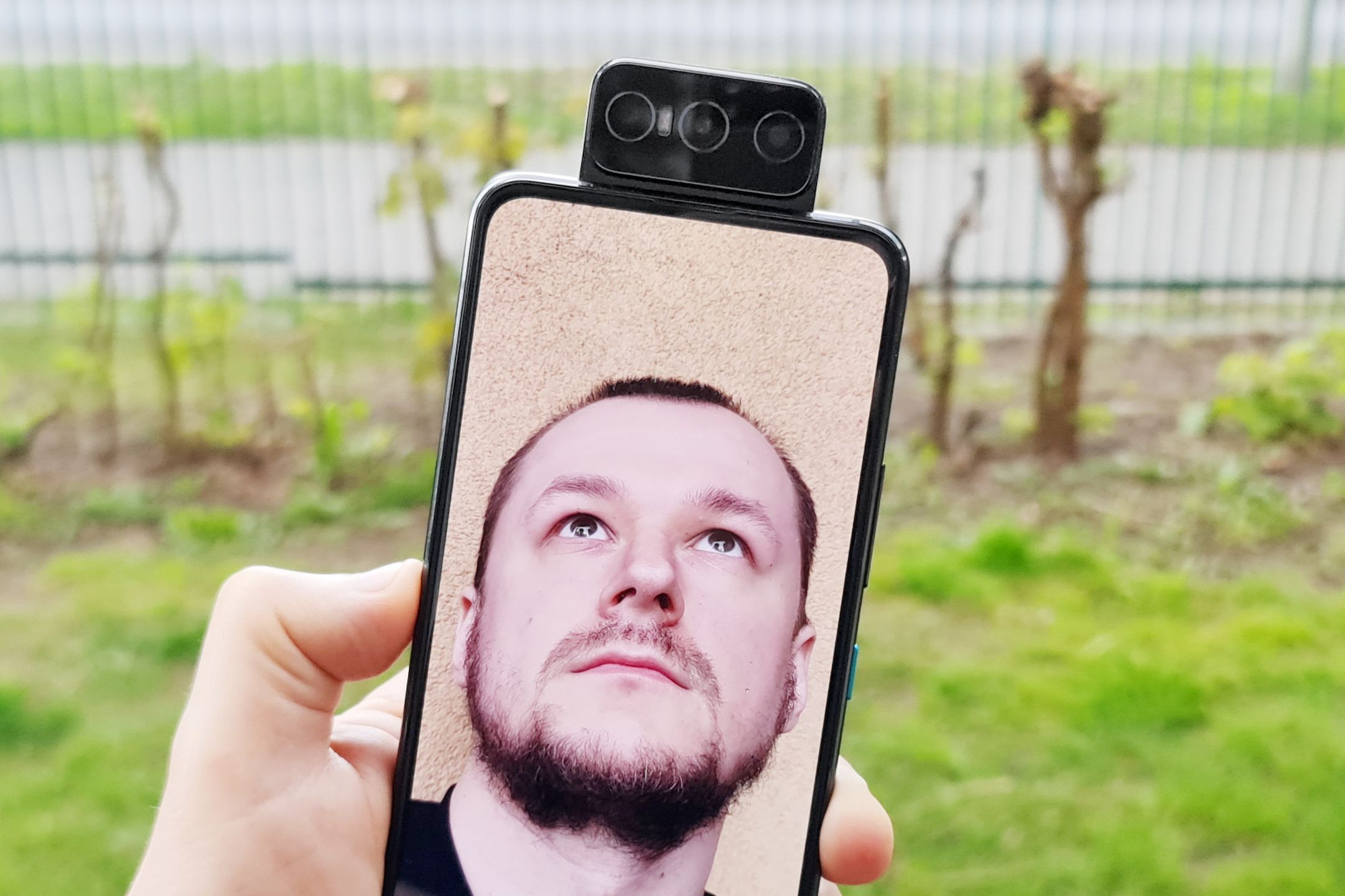 Smartfon inny niż (prawie) wszystkie. ASUS Zenfone 8 Flip: test 1