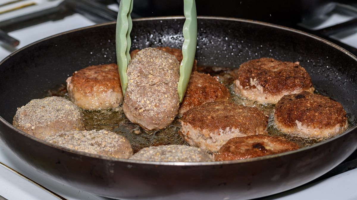 Jak długo smażyć kotlety mielone, by nie były surowe?