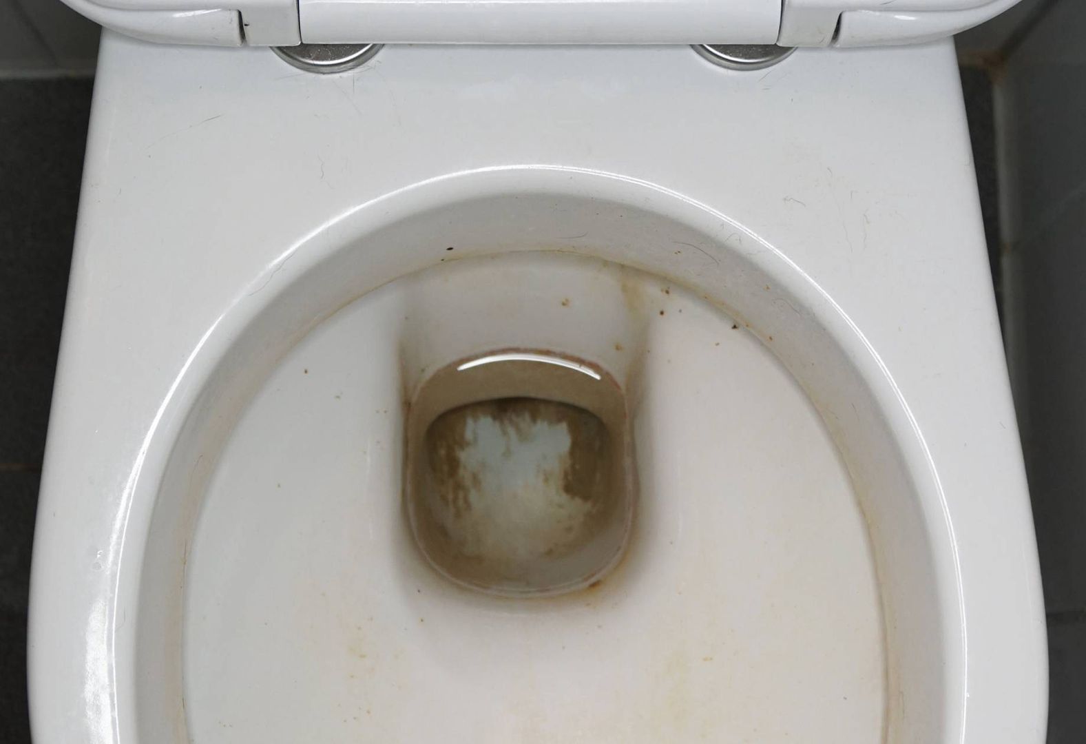 Wrzuć do ubikacji. Po pięciu minutach będzie lśnić jak nowa