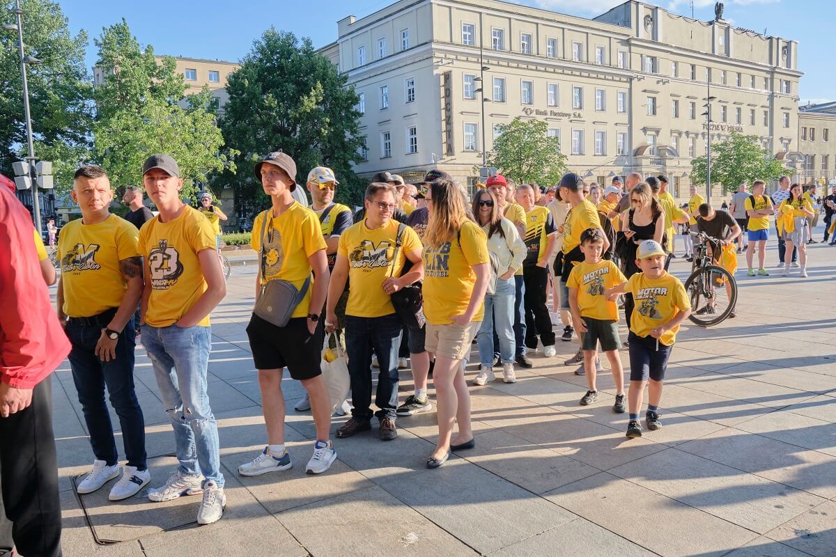 Manifestacja kibiców żużlowego Motoru Lublin na placu Litewskim