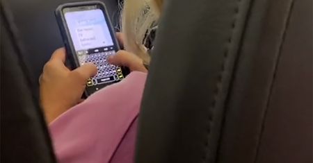 Leciała samolotem z dziećmi. To, co przeczytała, wprawiło ją w osłupienie