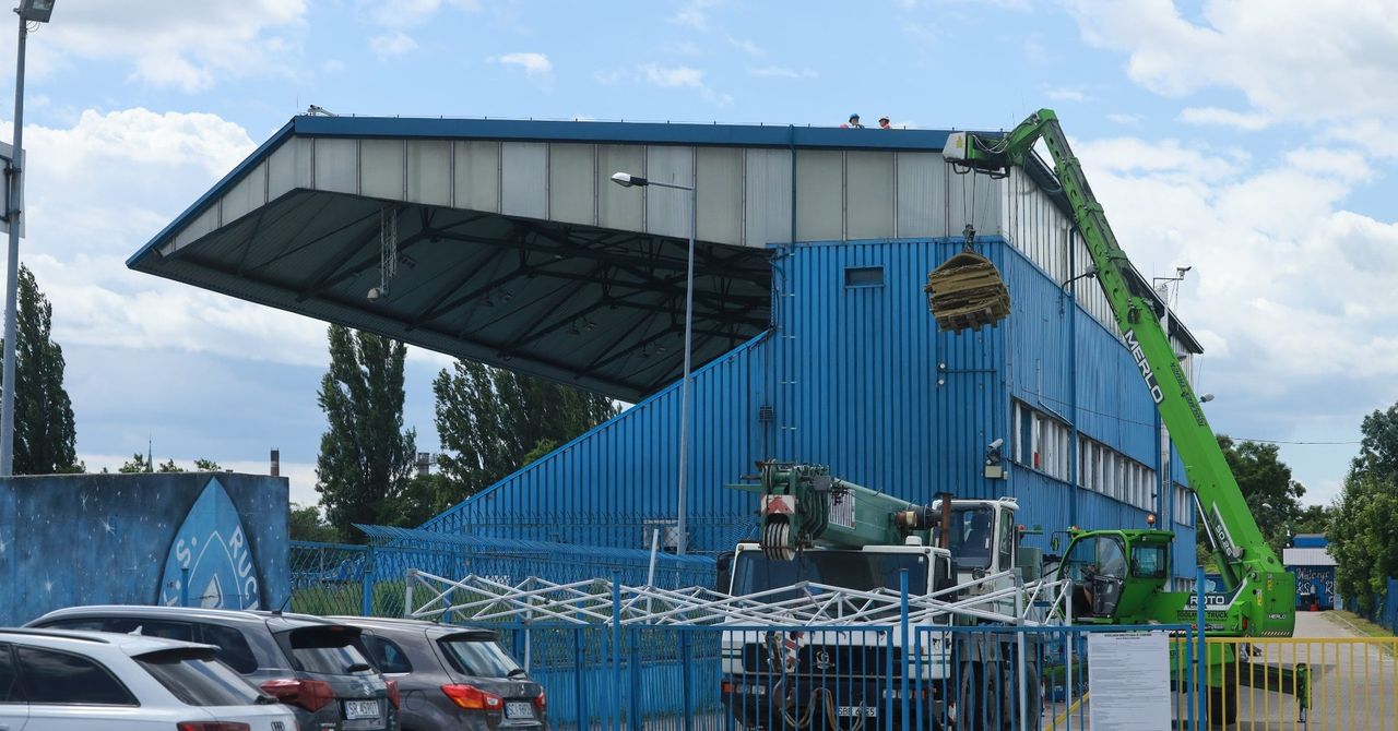 Trybuna stadionu Ruchu Chorzów na Cichej uszkodzona przez nawałnice. Trwa rozbiórka dachu
