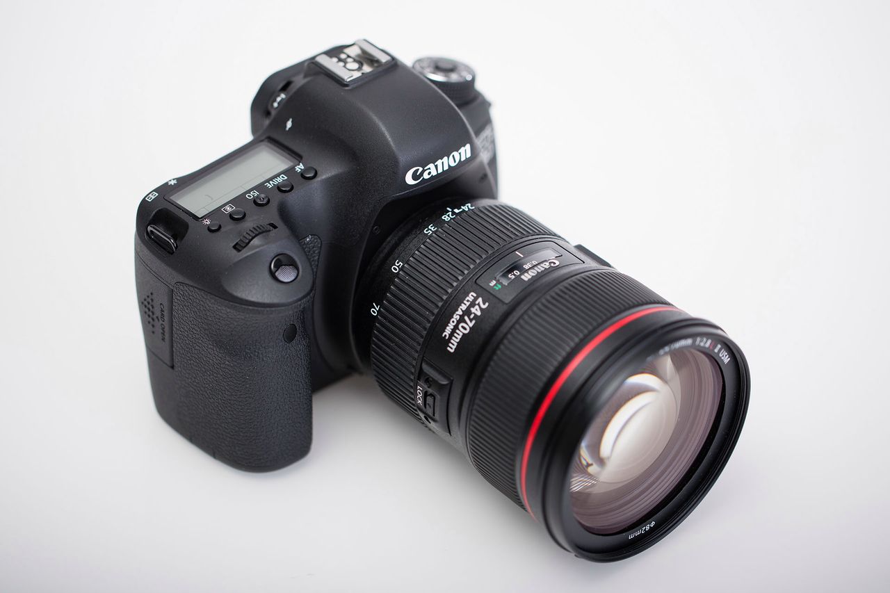 Canon EF 24-70 mm f/4 L IS USM podpięty do Canona EOS 6D