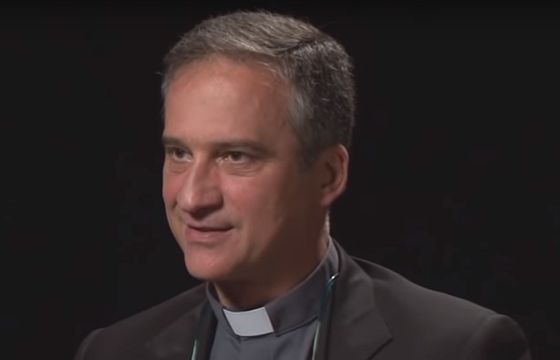 Ks. Dario Vigano zrezygnował z funkcji szefa Sekretariatu ds. Komunikacji w Watykanie po zatajeniu części listu Benedykta XVI