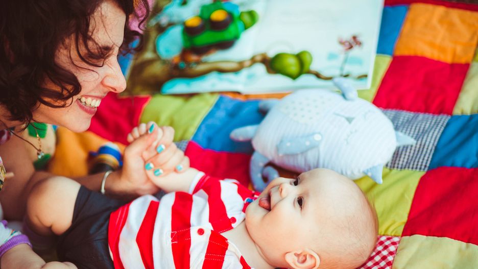 Dzięki macie edukacyjnej mama może mieć chwilkę na spokojne wypicie kawy