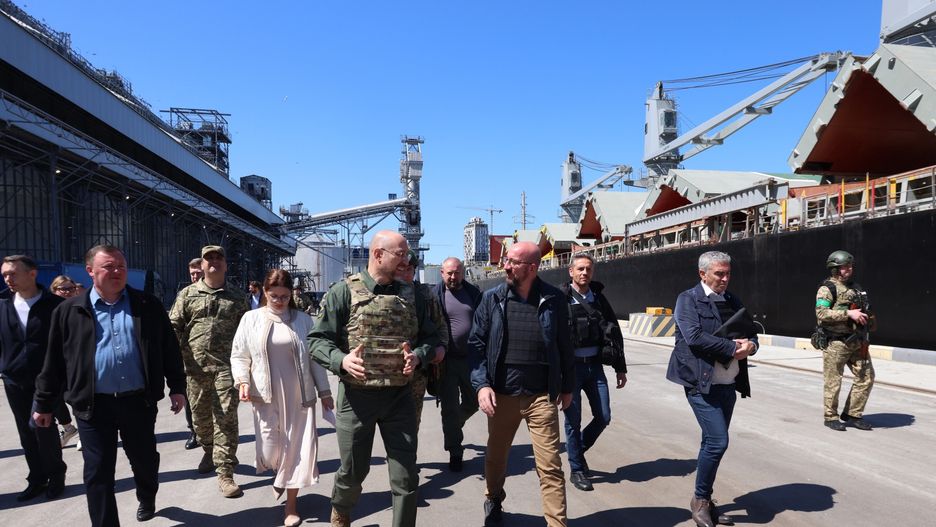 Denys Szmyhal (w wojskowej kamizelce kuloodpornej) i Przewodniczący Rady Europejskiej Charles Michel podczas wizyty w porcie w Odessie, 9 maja 2022 roku 