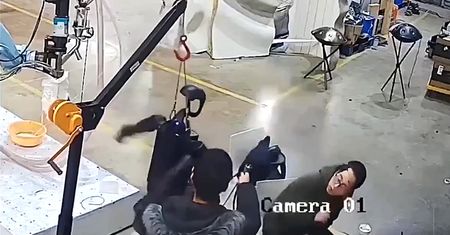 Robot w chińskiej fabryce zaatakował opiekunów. Chwile grozy na nagraniu