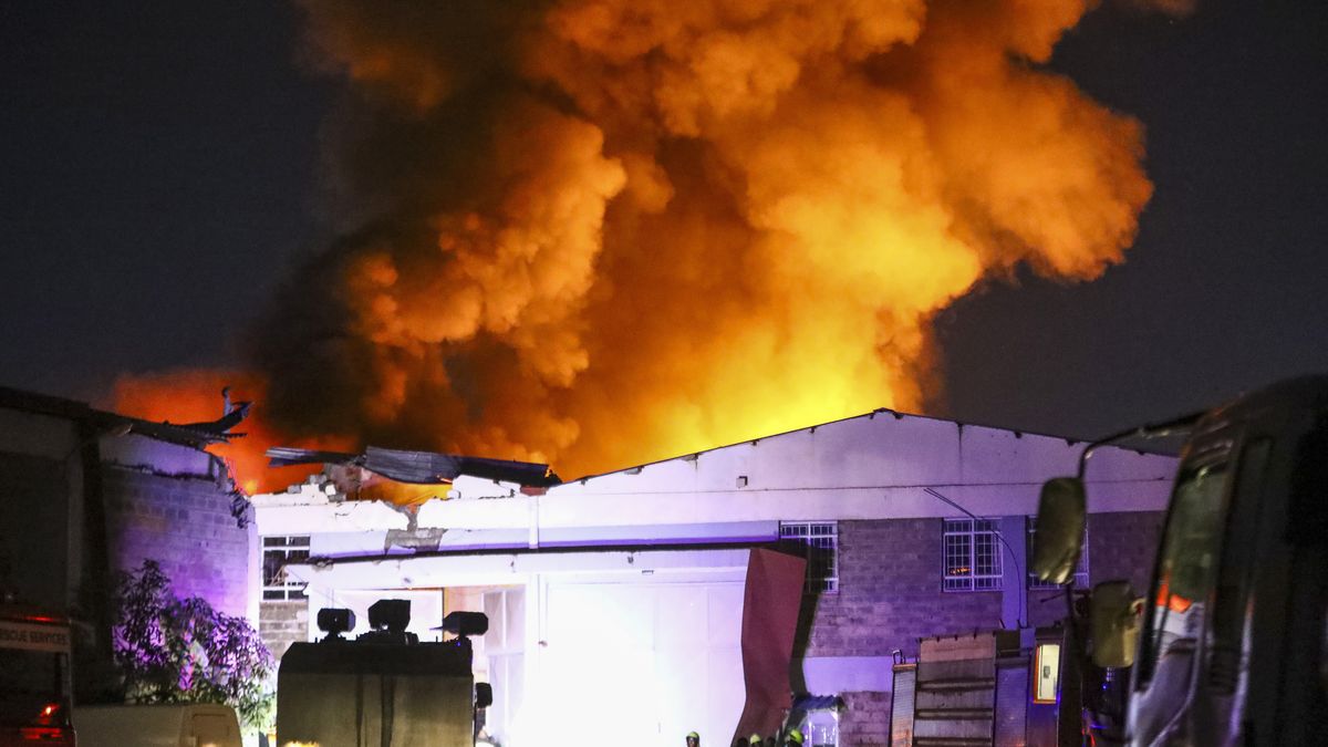 epaselect epa11119168 Smoke billows as firefighters work to put-off a fire in a residential area, following explosions in an industrial company in Embakasi, Nairobi, Kenya, 02 February 2023. Government Spokesperson Isaac Mwaura in a statement on 'X' platform said that a fire broke out at Kentainers Company ltd near Kabansora in Embakasi, Nairobi, during the refilling of gas cylinders. The cause of the fire remains unknown. According to the Kenya Red Cross, response units evacuated 271 people to different health facilities in Nairobi, while attending to an extra 27 individuals on-site. EPA/DANIEL IRUNGU Dostawca: PAP/EPA.