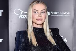 Znowu zaskakuje. Ciupa w czerwonym bikini na śniegu