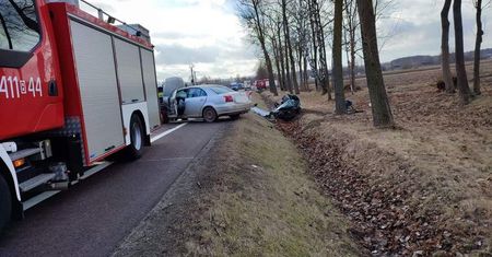 Na Podlasiu zderzyły się dwa auta i ciężarówka. Nie żyje jeden z kierowców