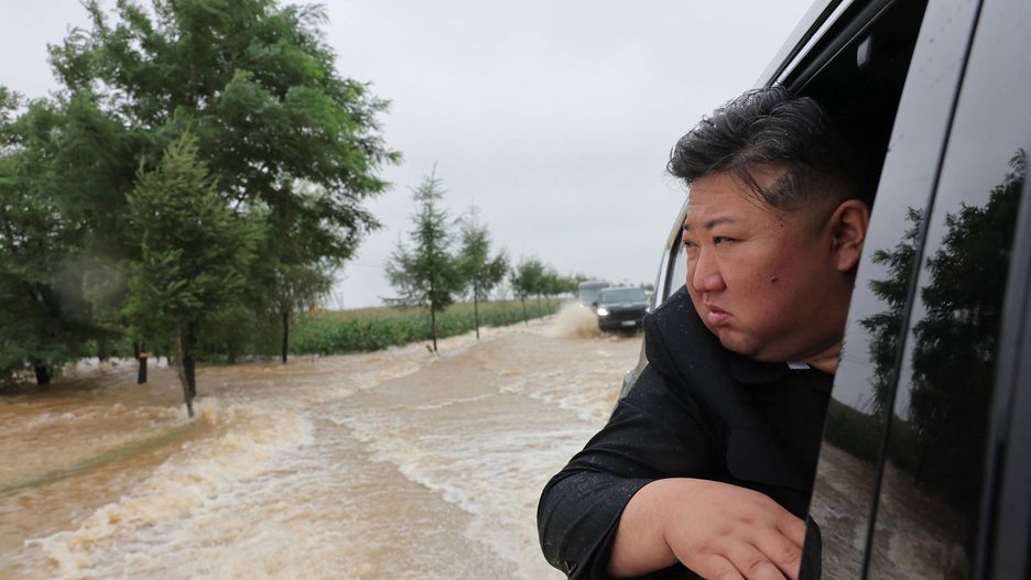 North Korean leader Kim Jong Un inspects flood-hit areas
epaselect epa11504804 A photo released by the official North Korean Central News Agency (KCNA) shows North Korean leader Kim Jong Un inspecting a flood-hit area in North Phyongan Province, North Korea, 28 July 2024 (issued 29 July 2024). According to KCNA, a record downpour hit the northern border of North Korea and China on 27 July caused the water level of the Amnok River to far exceed the danger line, affecting more than 5,000 inhabitants in several islet areas of Sinuiju City and Uiju County of North Phyongan Province.  EPA/KCNA  EDITORIAL USE ONLY 
Dostawca: PAP/EPA.
KCNA
epaselect