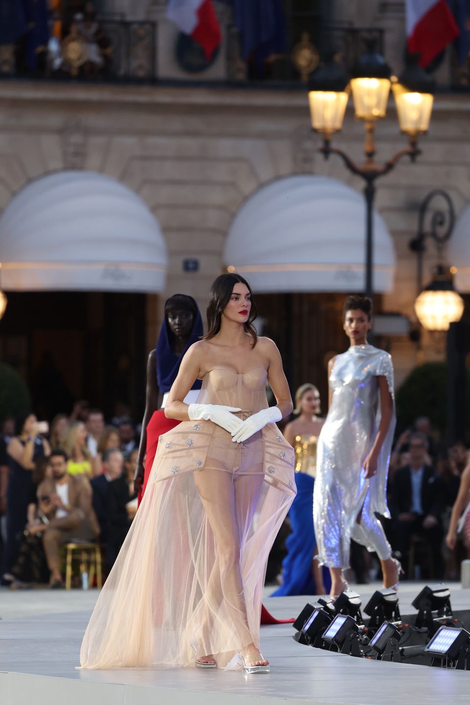 Kendall Jenner spacerowała po wybiegu w "nagiej" sukience 
