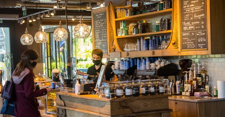 Antyszczepionkowcy atakują baristów. "Zorganizowane grupy"