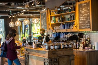 Antyszczepionkowcy atakują baristów. "Zorganizowane grupy"