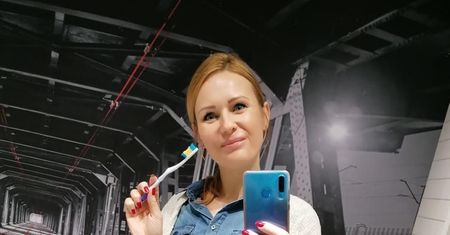 Myjesz zęby rano i wieczorem? "To nie wystarczy" - przekonuje stomatolog