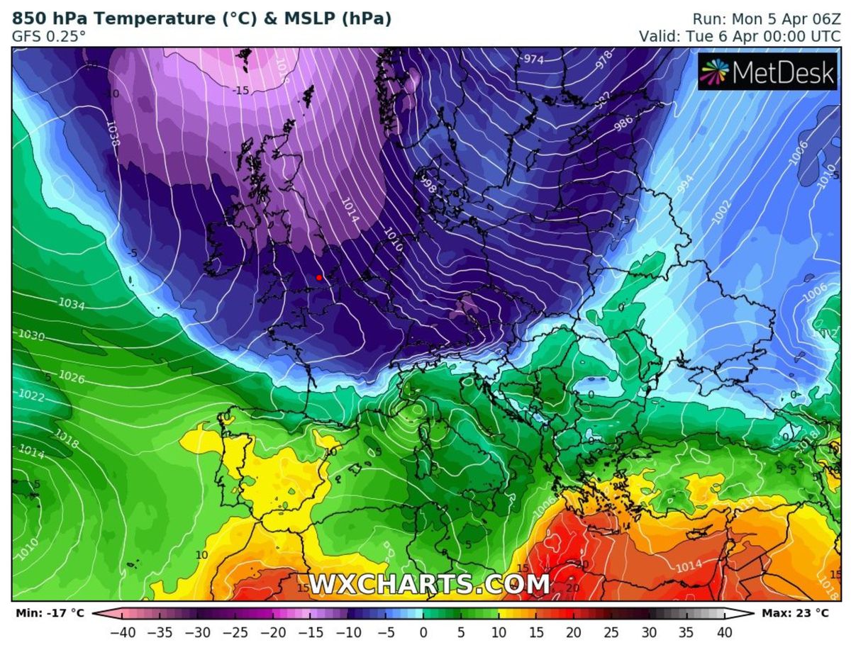 Ilustracja prognozowanej pogody w Europie w nocy z poniedziałku na wtorek