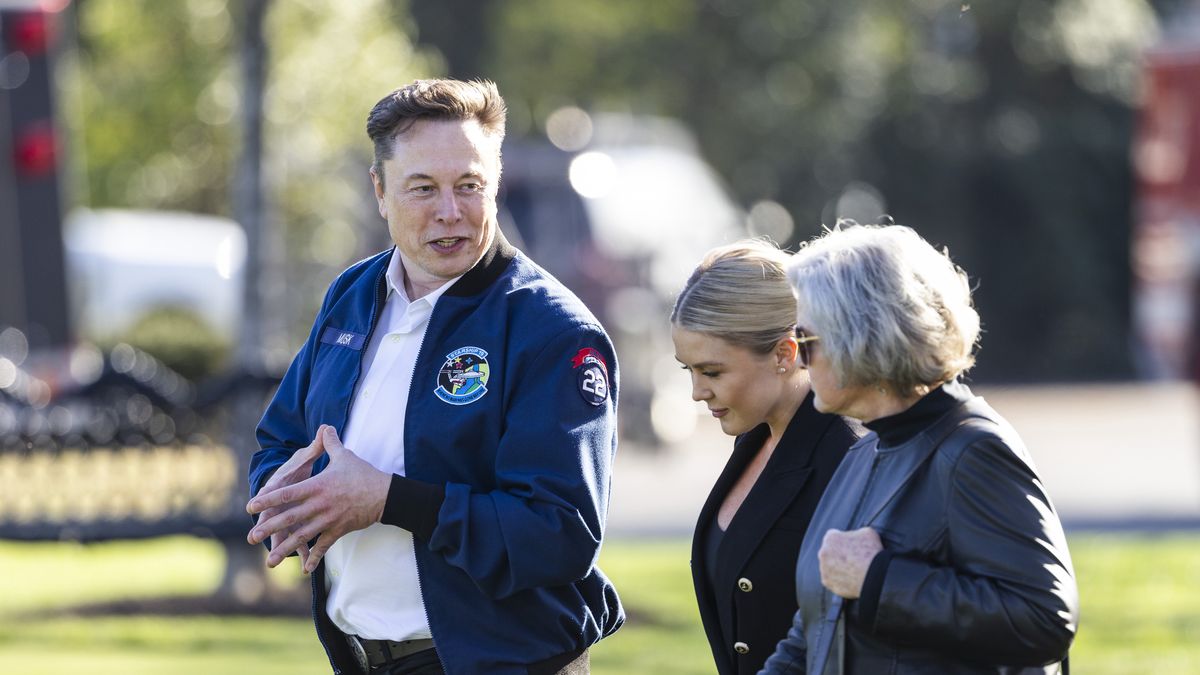 President Trump speaks on immigration and F-47
epa11979897 Tesla CEO and Senior Advisor to the President of the United States Elon Musk (L) speaks to White House Press Secretary Karoline Leavitt (C) and White House Chief of Staff Susie Wiles (R) as he departs the White House for the Trump National Golf Club in Bedminster, New Jersey in Washington, DC, USA, 21 March 2025. During the departure, US President Trump spoke briefly to the media about the new F-47 fighter jet and immigration.  EPA/JIM LO SCALZO 
Dostawca: PAP/EPA.
JIM LO SCALZO
senior advisor