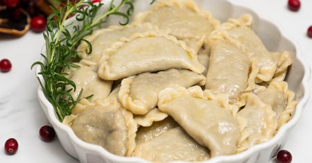 Wigilijne pierogi z kapustą i grzybami. Na jednej porcji na pewno się nie skończy