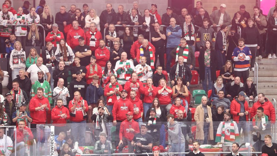 Sosnowieccy kibice tłumnie wypełniają trybuny Stadionu Zimowego na meczach Zagłębia