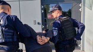 Kalisz: Policjanci z psem weszli na posesję dilera. Znaleźli narkotyki warte ćwierć miliona złotych