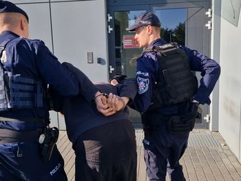 Kalisz: Policjanci z psem weszli na posesję dilera. Znaleźli narkotyki warte ćwierć miliona złotych