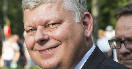 Poseł Suski pojechał na koncert... do Chin. ZA 15 TYSIĘCY!