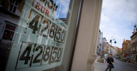 Złoty przebija barierę za barierą. "Znalazł się w unikatowym położeniu"