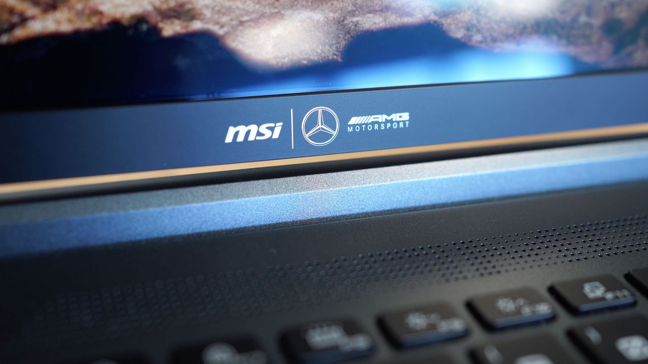 MSI Stealth 16 Mercedes-AMG - ozdoba pod matrycą