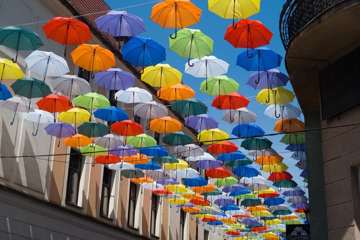 Kolorowe parasole nad ulicą Bankową 
