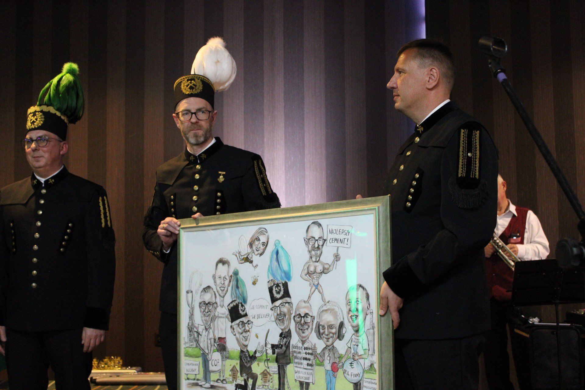 Stanisław Sobczyk otrzymał niespodziankę - pracownicy Holcim przygotowali dla niego pamiątkowy obraz zawierający karykatury oraz jego słynne powiedzenia, które przez lata stały się częścią codziennego życia zakładu.