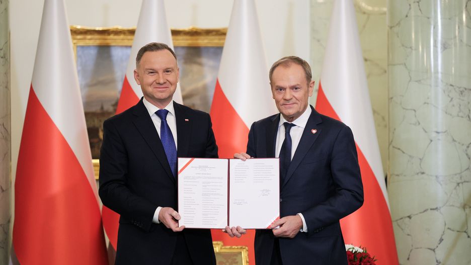 Warszawa, 13.12.2023. Prezydent RP Andrzej Duda (L) oraz premier Donald Tusk (P) podczas uroczystości zaprzysiężenia kierowanego przez Donalda Tuska gabinetu w Pałacu Prezydenckim w Warszawie, 13 bm. (amb) PAP/Paweł Supernak