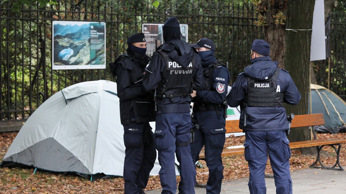 Patrol policji w białym miasteczku 