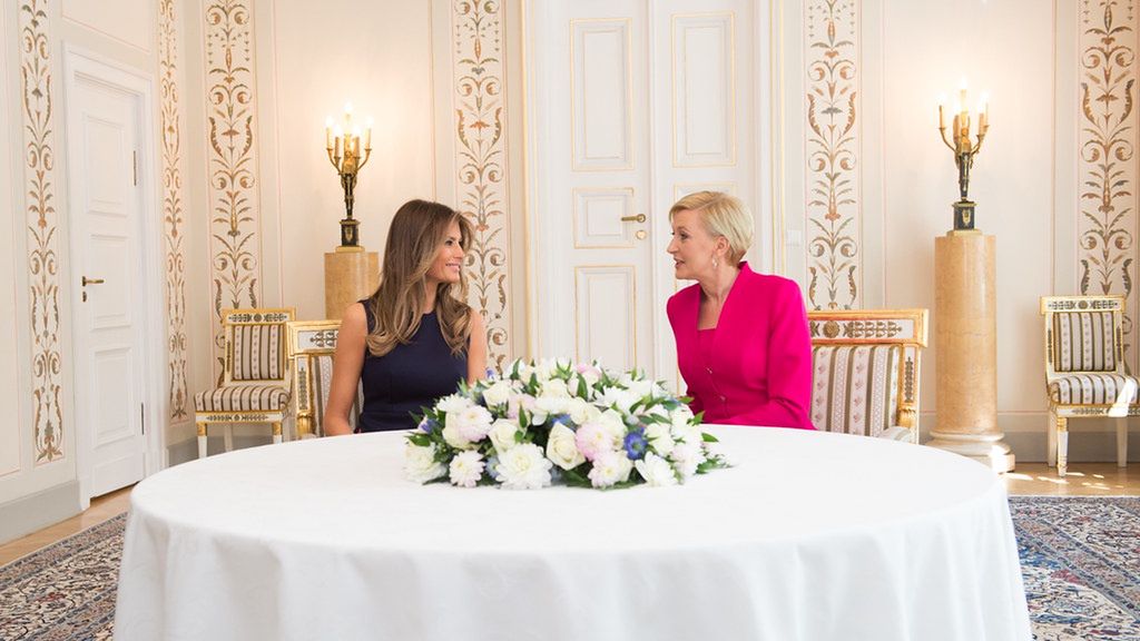 Polską Pierwszą Dame z jej amerykańską odpowiedniczką łączy to, że żadna nie dostaje wynagrodzenia za czas spędzony u boku głowy państwa. 