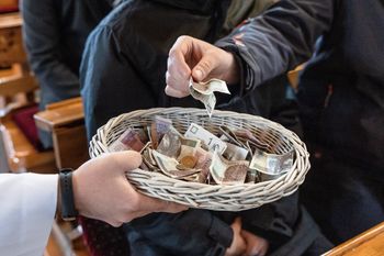 Księża seniorzy żyją w bogactwie? Oto ich emerytury