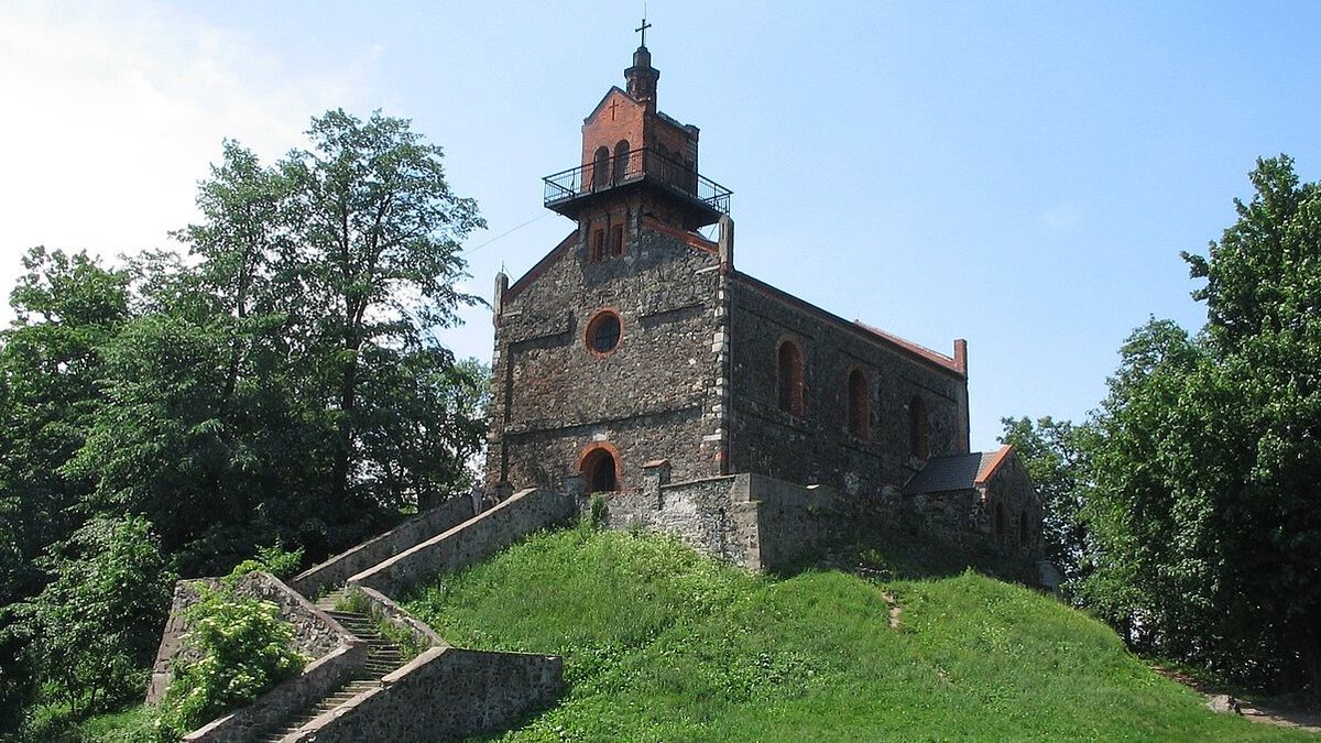 Kościół na szczycie Ślęży, lic. CC BY SA 3.0, fot. Adam Dziura