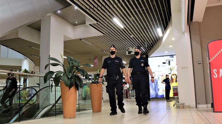 Policja już kontroluje sklepy pod kątem stosowania się do nakazu zasłaniania nosa i ust.