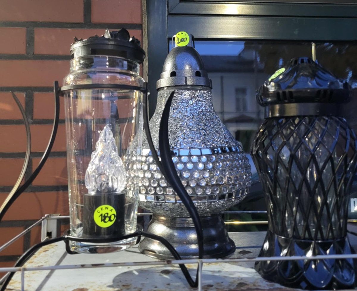 Ceny zniczy na Cmentarzu Bródnowskim.