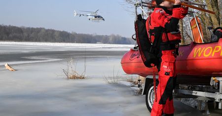Jan Lityński ratował psa. Poszukiwania pod Pułtuskiem. Podwodny dron w Narwi